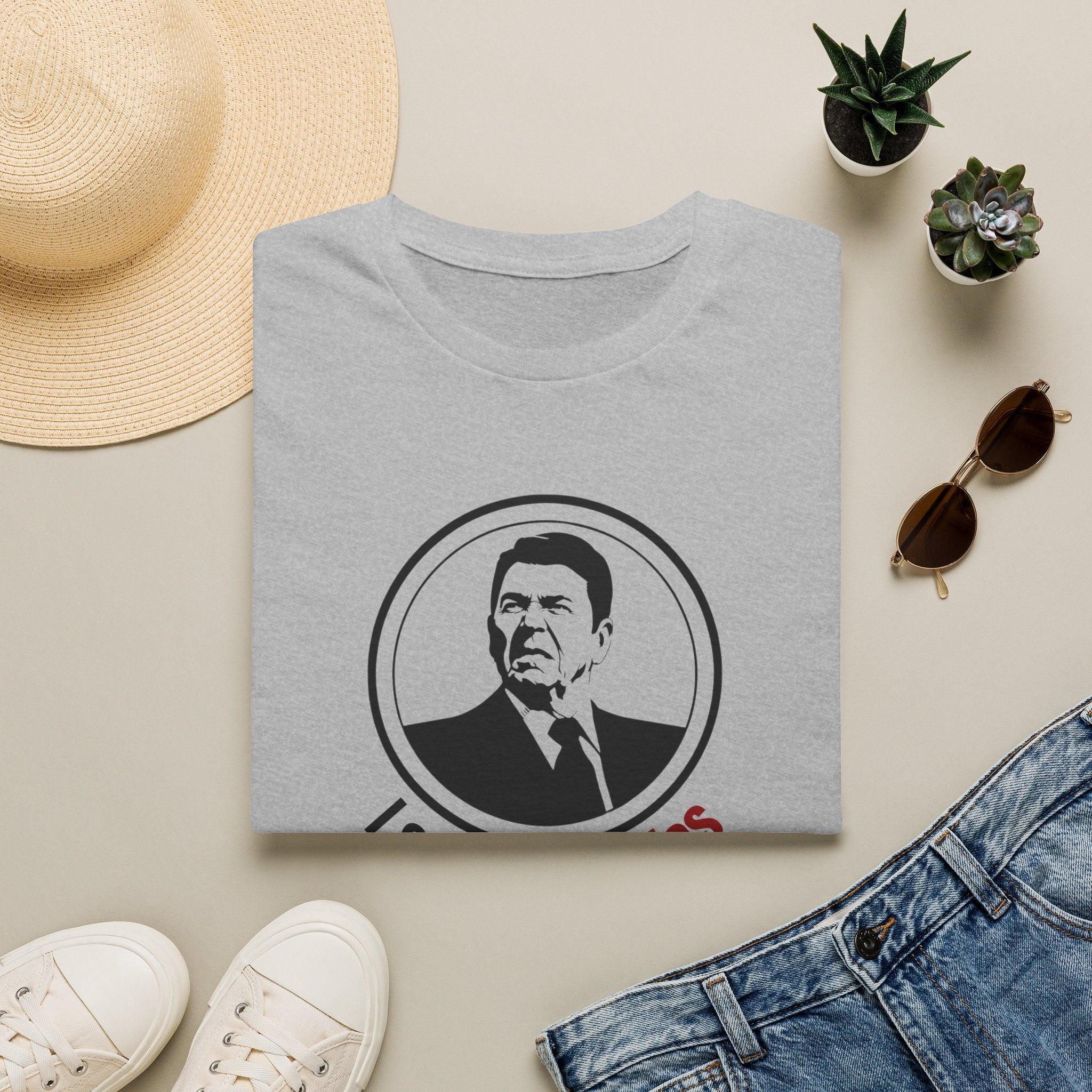 I Smell Commies Patriotic Humor T-Shirt | Funny Anti-Communism Graphic Tee | Vintage Patriotic Gift